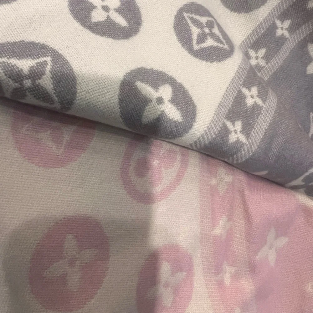 Beautiful New Louis Vuitton Pink & Blue with gray and Cream Large shaw - Picture 6 of 17